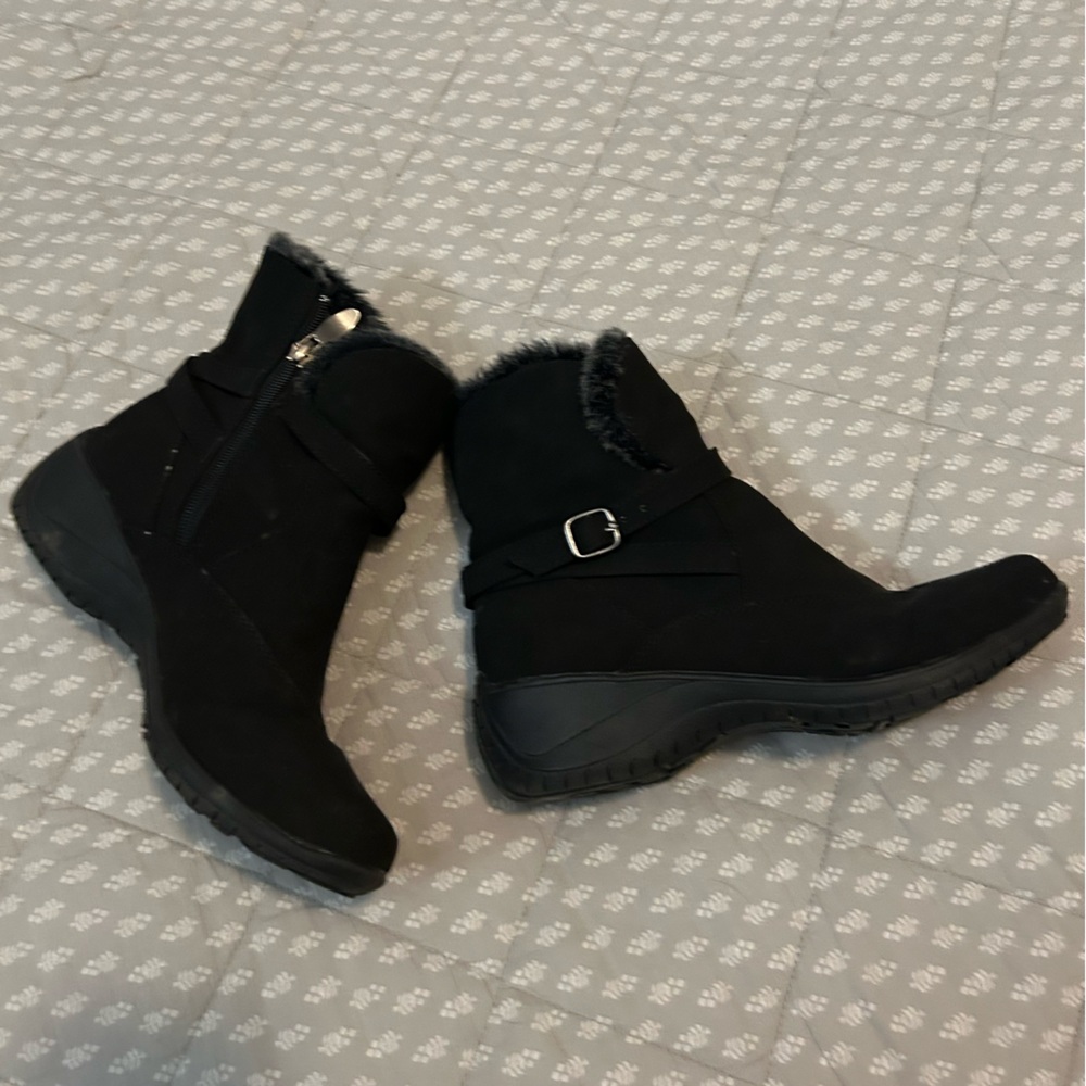 Warm comfort khombu black boots with fur trim at top, size 7